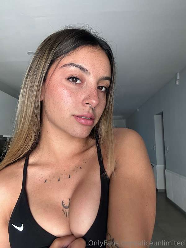 Eyes on me… I know you like what you see🥰💕
