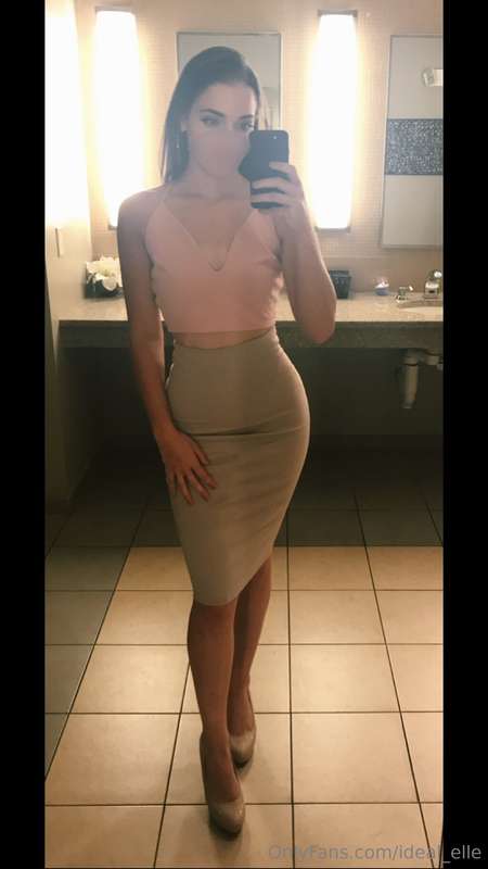 Who wants to see me take some rough anal?