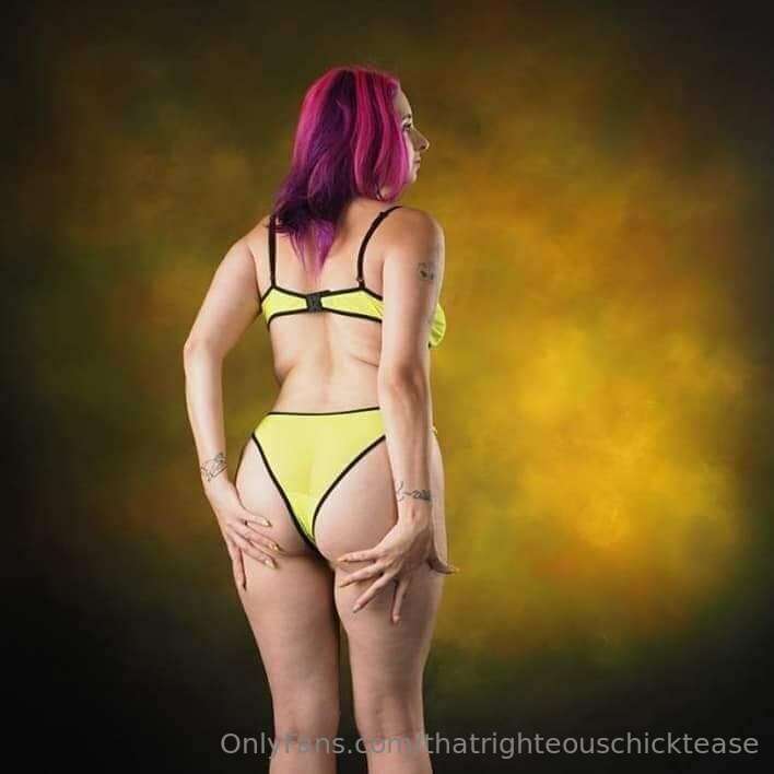 Hot, horny, tattooed ,curvy canadian babe, ready to spread t.. 3