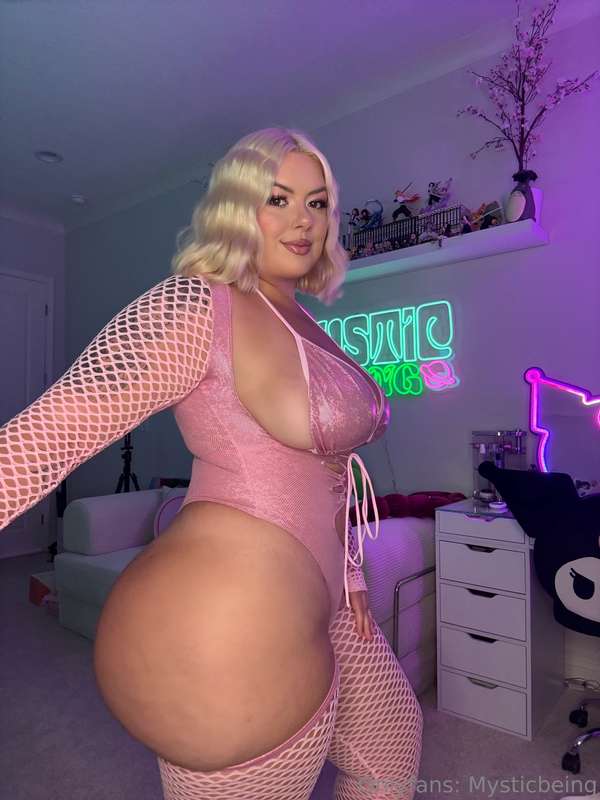 Some girls bring the heat, I bring the curves 🥰😉