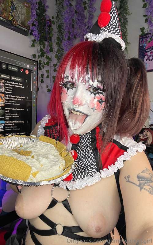 What’s a clown’s favorite dessert? A creampie of course 🤡 