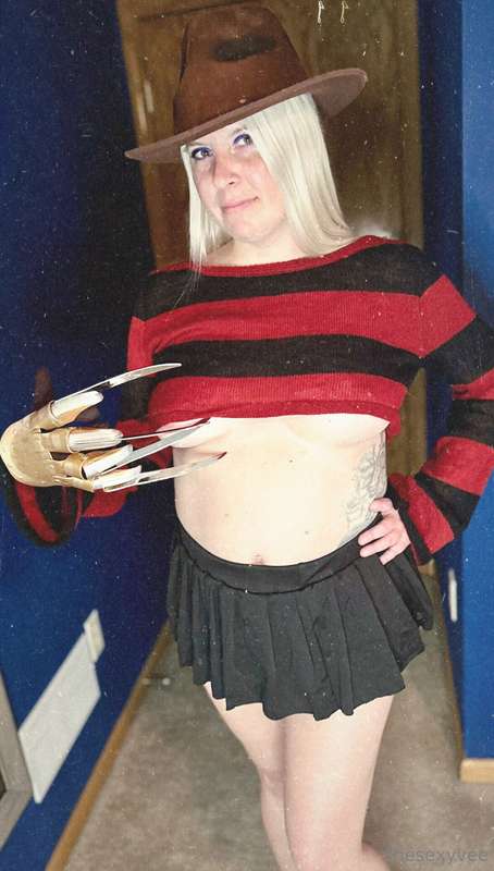 **It's Spooky Sunday & I’ll see you in your dreams!** 💋 9