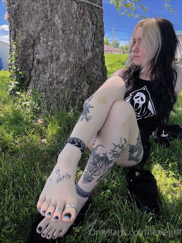 I really want my feet worshiped todayy 1