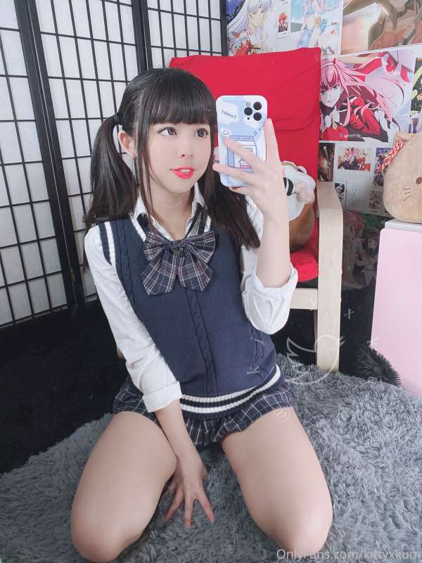 Horny school girls always comes home to take pictures for he.. 5