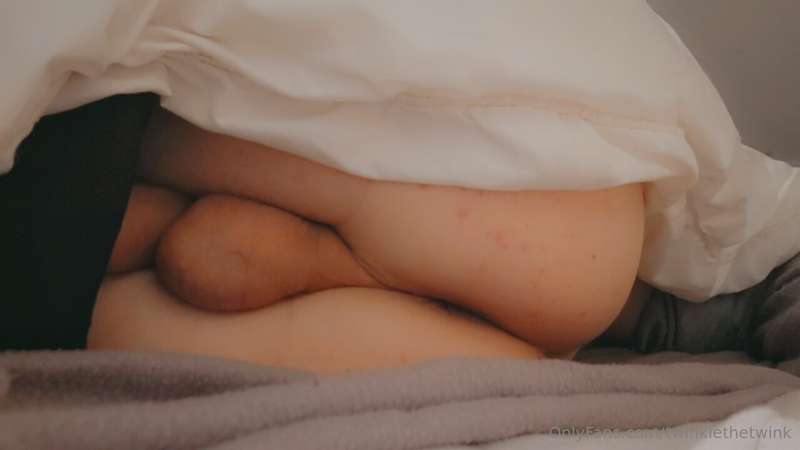 Lazy twink in bed :3 8