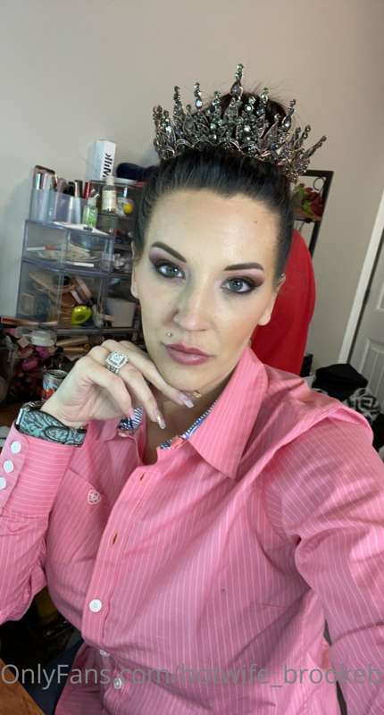 Incase anyone forgot who the Queen is….. here’s your reminde..