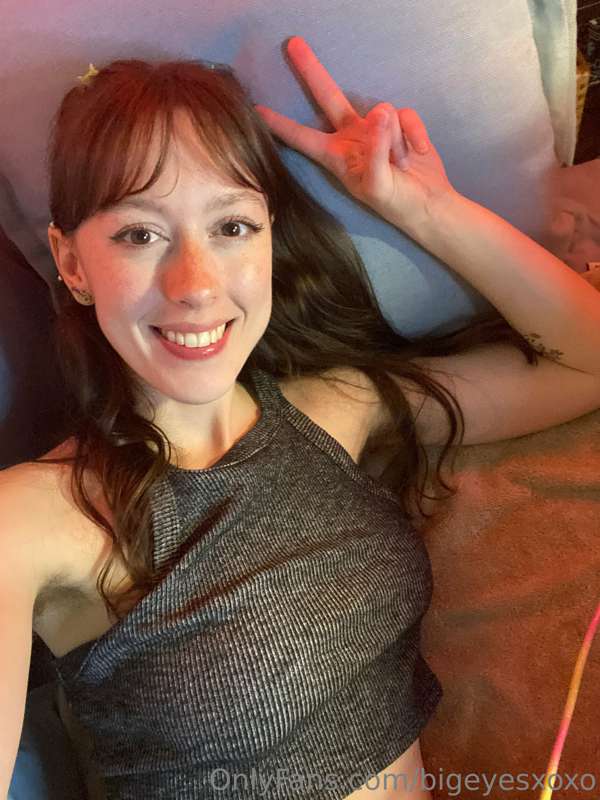 couch stream on chaturbate come say Hii 🥰