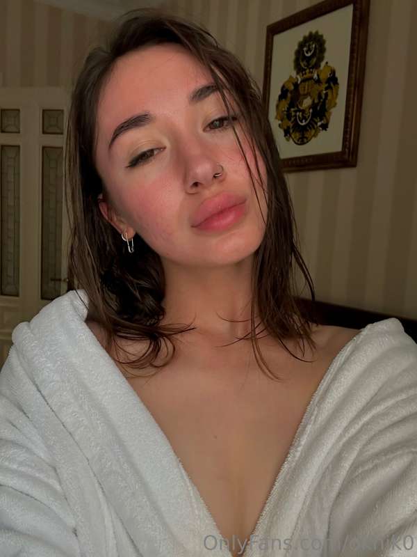 😍I love touching my holes in the shower... my body is so wet.. 1