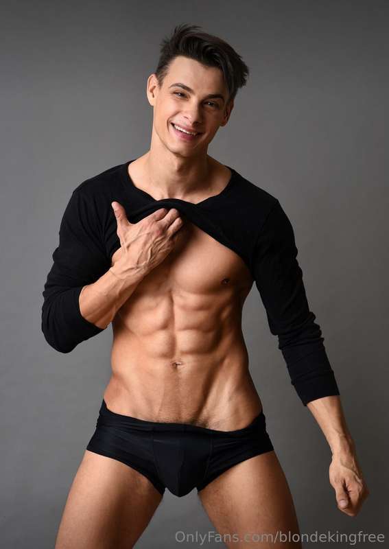 Aesthetic king @andrei_karenin 👑 is back! His stripper movem..