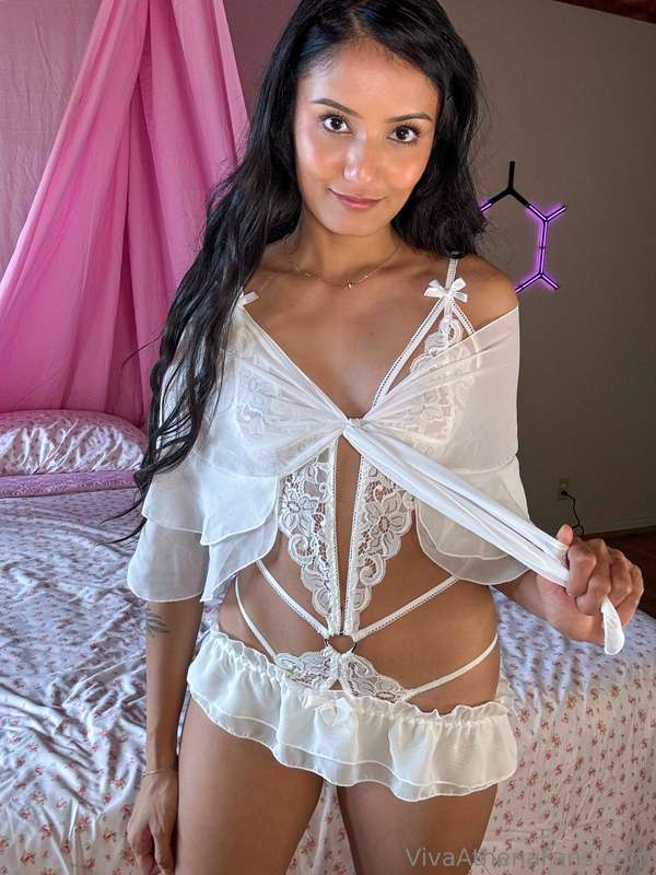 having fun dressing up for you 💕🤍 1
