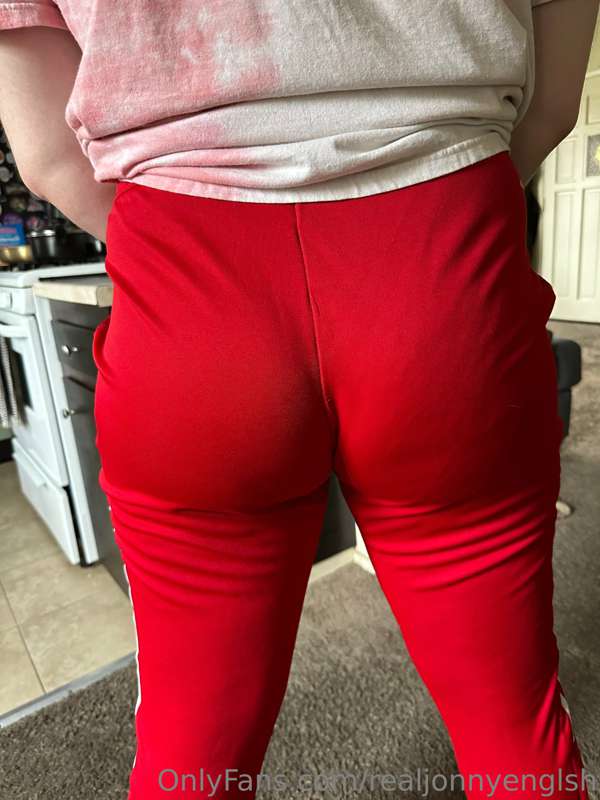 IS THAT CLIFFORD THE BIG RED ASS?!?!?! 🥵
