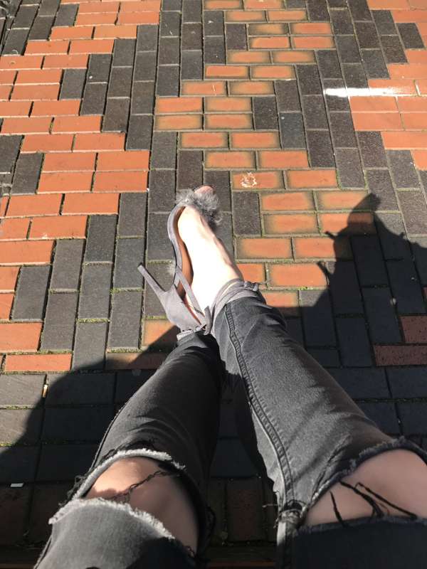 Pretty feet in strappy heels in the sun 🌻 6