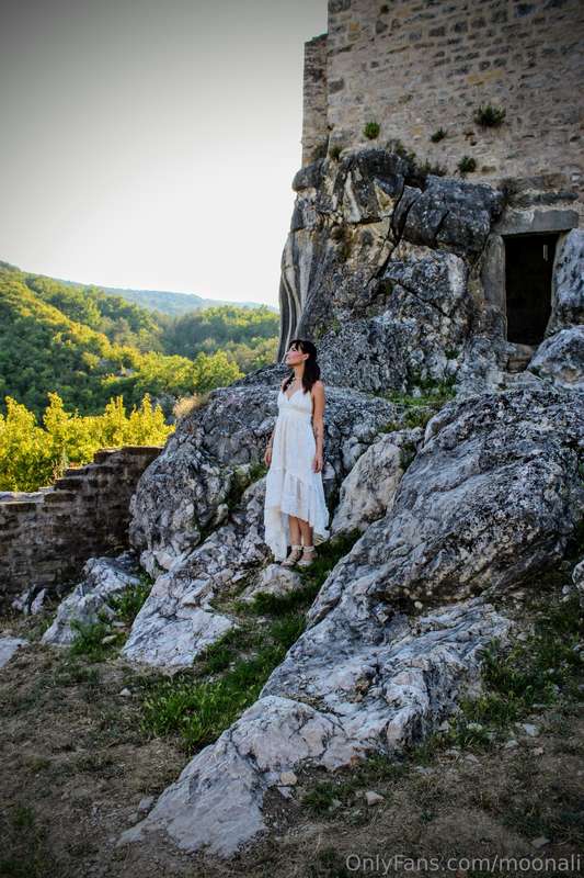i went to visit a beautiful castle. guess what I did on the .. 4
