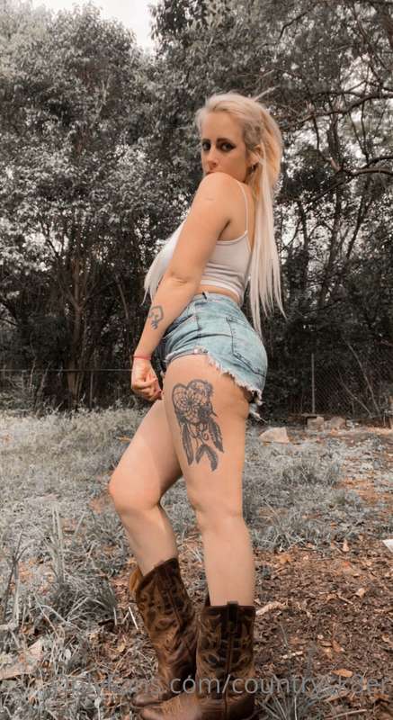 Enjoyed the nice hot sun 🌞 and u can see my nice juicy ass b..