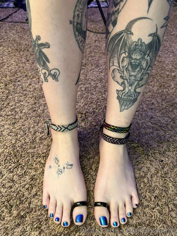 I repainted my toes for my collab next week 😁 are you gettin..