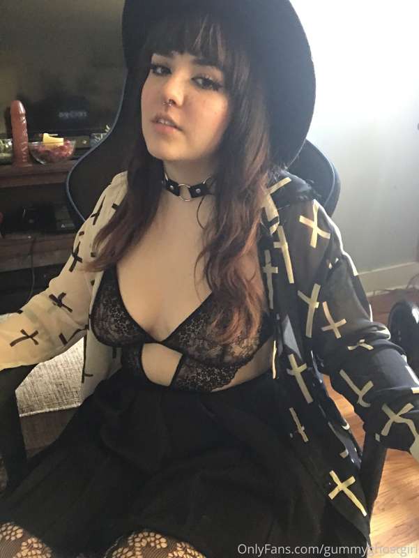 Mind if I borrow your gaming chair? 😉 17