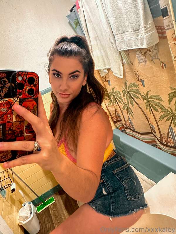 Is anyone gonna send me a dick pic? I’m bored. 🥺