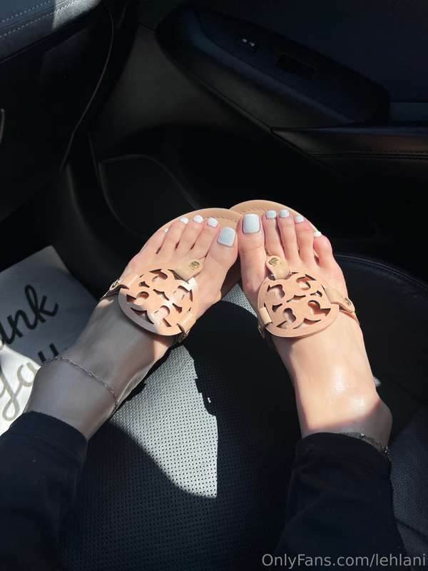 New toes 🩷 gotta go white at least once for the summer 😘 2