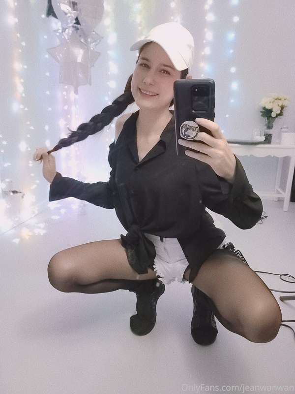 How do you like my pantyhose? I'm such a fan ♡ I love wearin.. 4