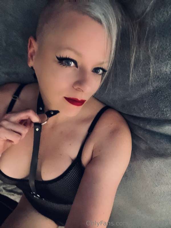happy fishnet Friday 🖤🦇 10