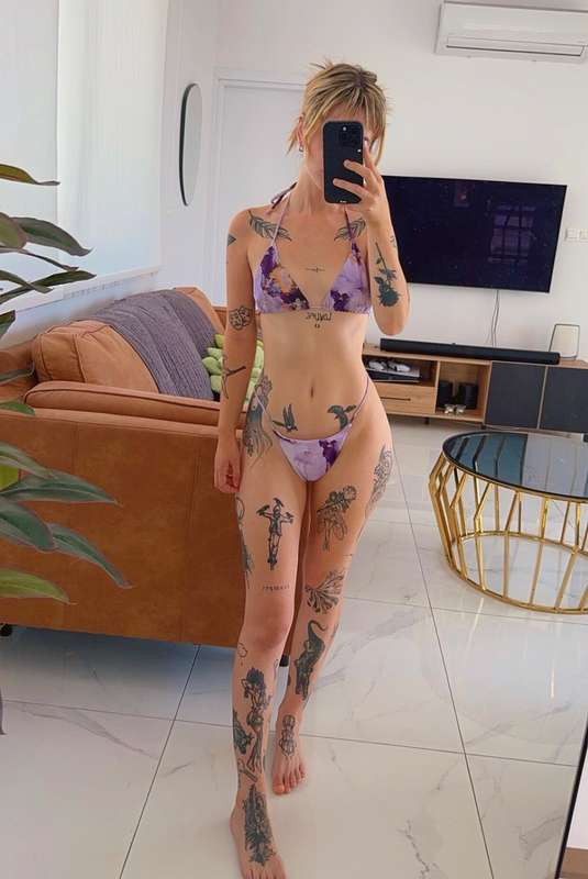 it’s so frickin hot today 🥵 but I’m gonna be filming custom ..