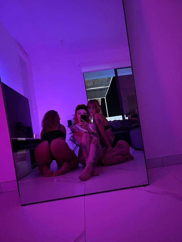I think @hopessecrets enjoys being sandwiched between me & @.. 3