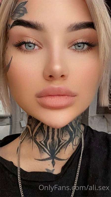 Do you wanna feel my lips around your hard cock?😈😈