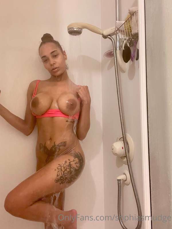 There’s room for two 😏  Sending out voice notes, who wants o..