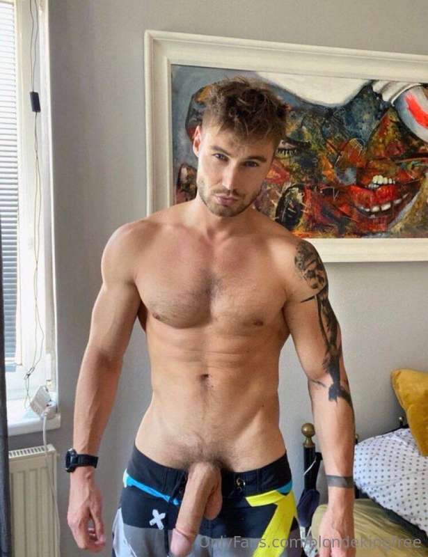 Have you ever had a fantasy to fuck your barber?💈 @tors_ten .. 3