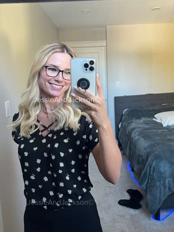 **SFW Meeting attire for today** 👩🏼‍🏫
Does it turn you on kn.. 3