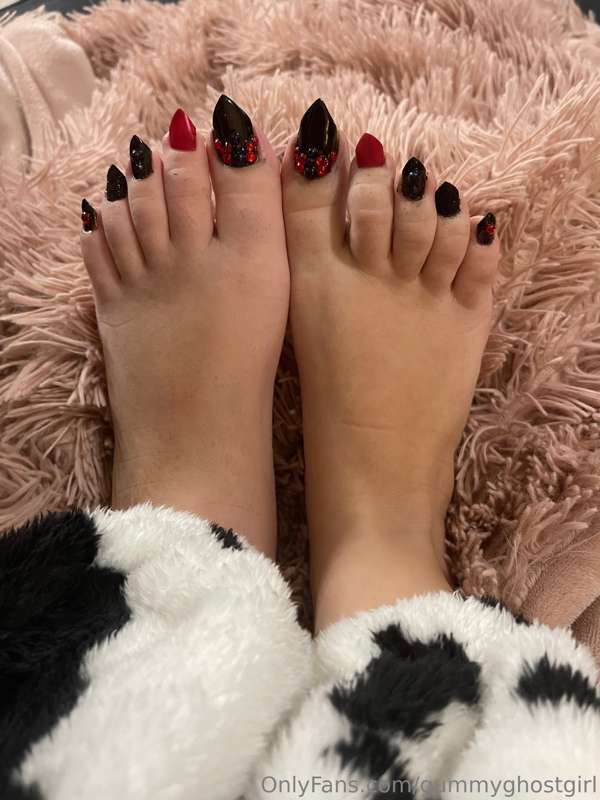 Do you like my new nails? 💅🏻 they’re nice and sharp ✨