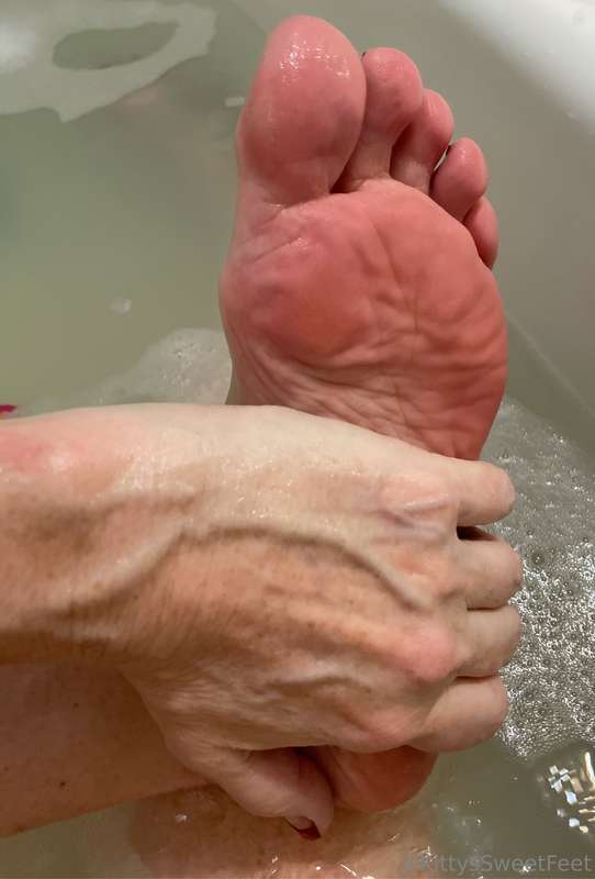 Pre-reno vibes 🛁📸 I may have 35k pics, but these beauties de.. 4