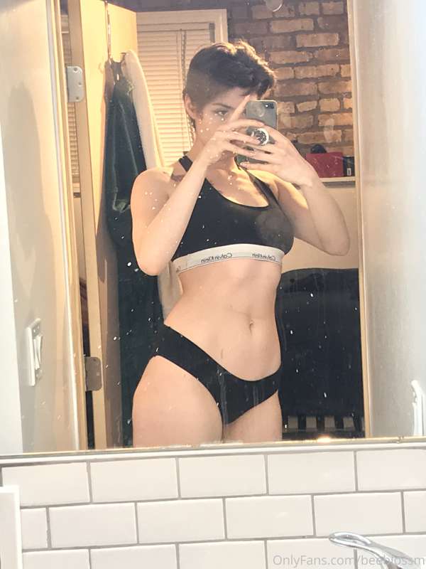 gonna upload some smoking clips when onlyfans decides to sta.. 1