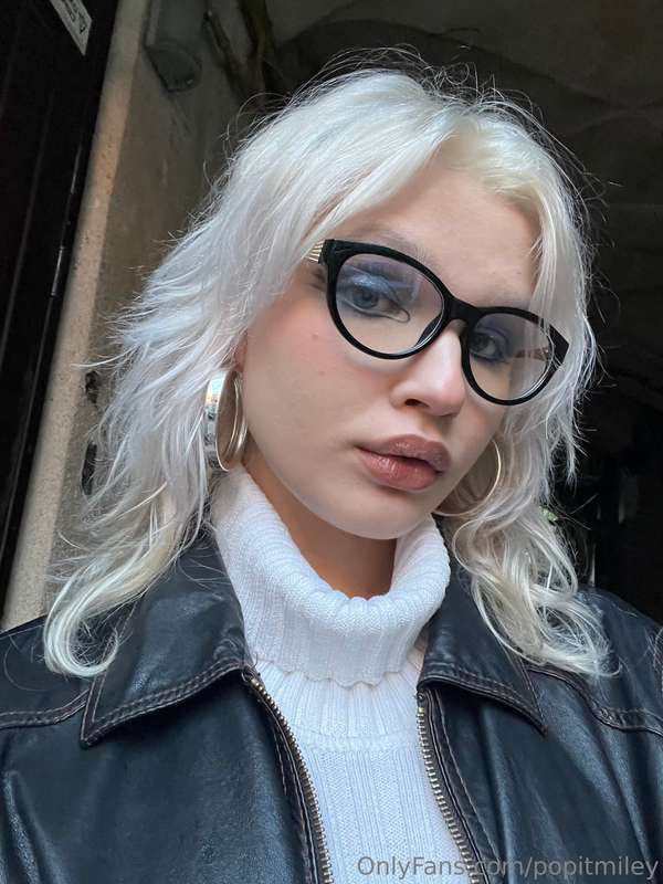 Do my glasses look good? 👼👓
