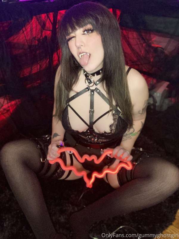 Your vampire gf wants to suck on you 🦇🖤🥀 8