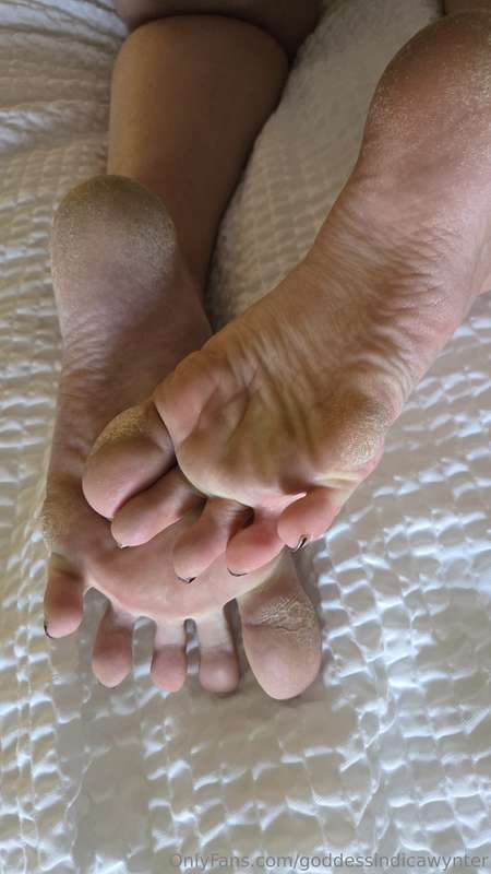 Stinky soles sunday!! Sniff and lick my feet clean after bei.. 9