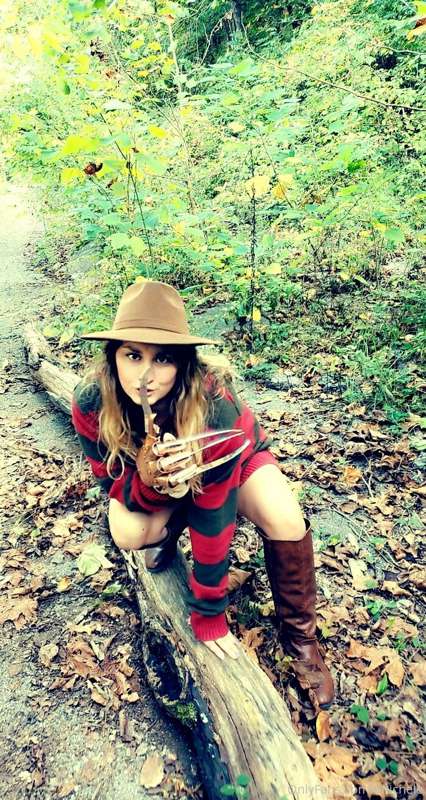 Freddy Krueger cosplay
If you enjoyed, tip me on my Skates c.. 4