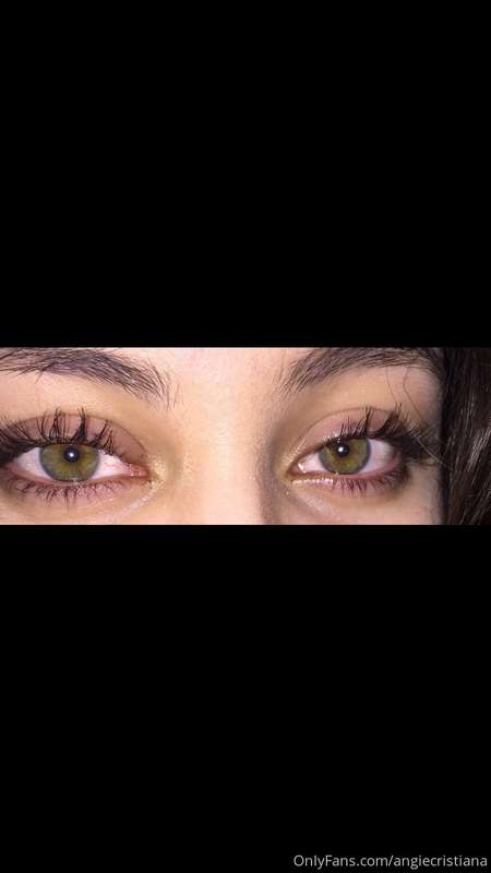 here’s a nice pic of my sexy eyes 😍😍 i always look up whenev..
