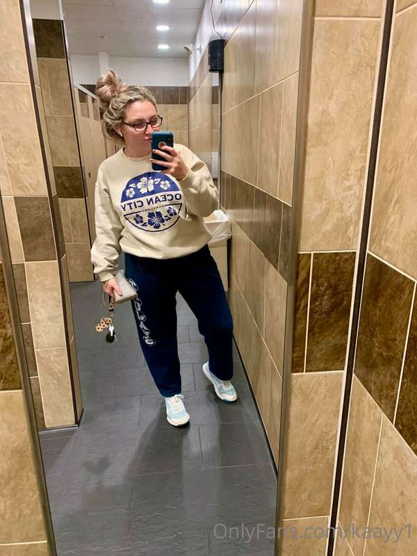 you see me out vibin with my sweats and AirPods.. glasses on..