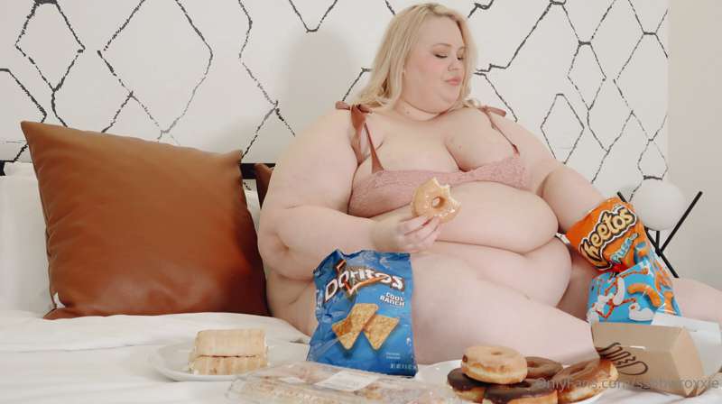 Pigging out on my favorite snacks 🐷 🐖 🐽 

Video coming soon .. 3