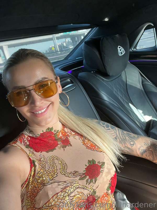 I am in the best mood 😍things are going crazy. How is your d..