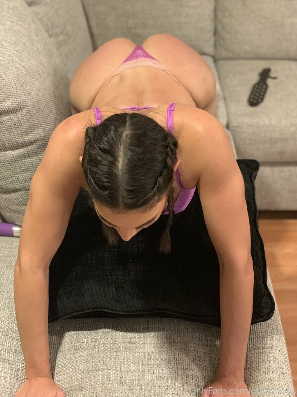 Head lowered before Master 2