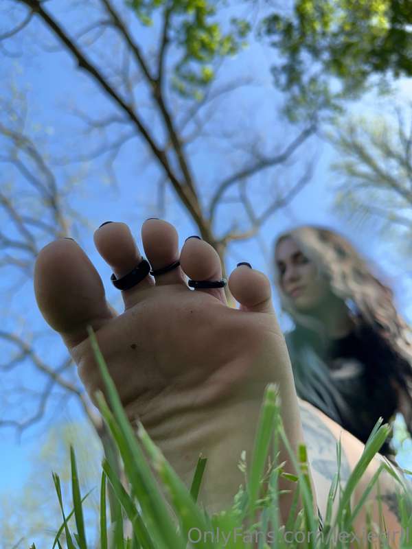 Love how small you look under my sole 😈
