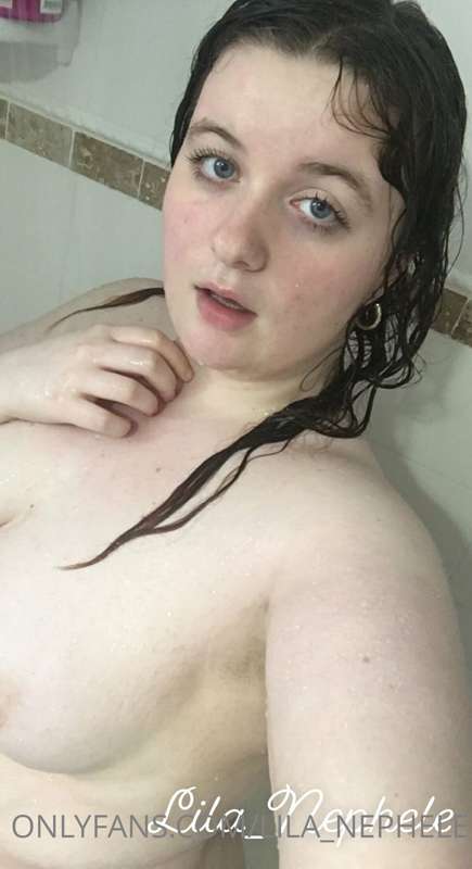 Shower party! 🎉 I love to play in the water💦😏 3
