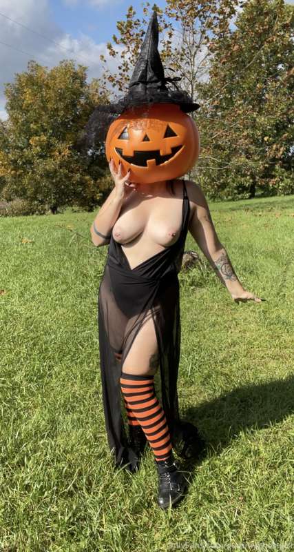 Pumpkin witch 🎃🖤 (not sure why this didn’t post on Halloween.. 6