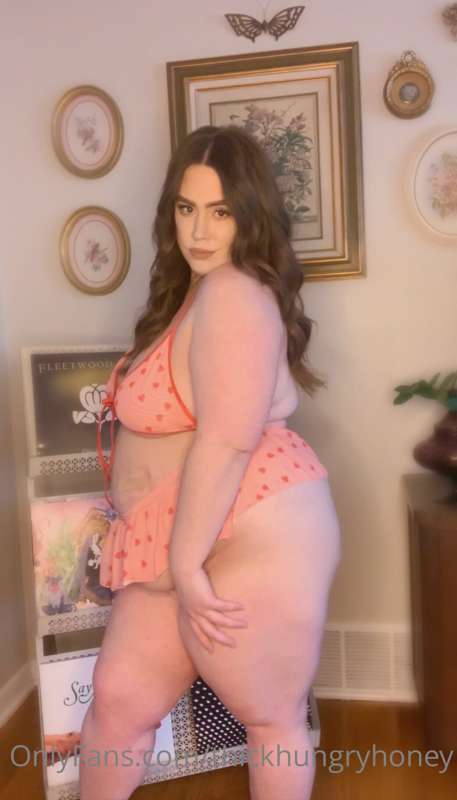 Can I be your fatty valentine? ❤️🥰💋🐷

*excuse my tummy - I’m..