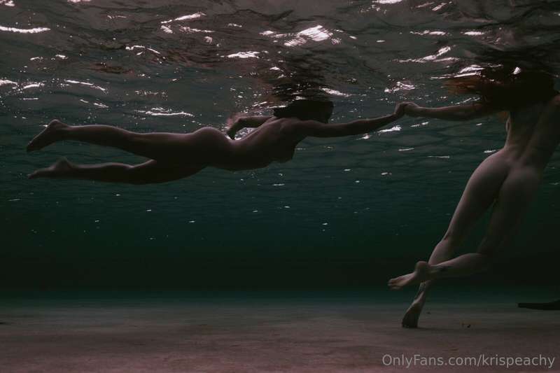 Have you ever seen mermaids ? @saraflymf 🧜🏻‍♀️🧜🏽‍♀️