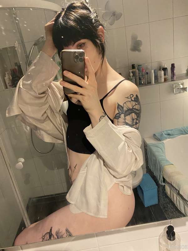 Hi everyone! 🖤

I took some dumb pics in my bathroom last sa.. 10