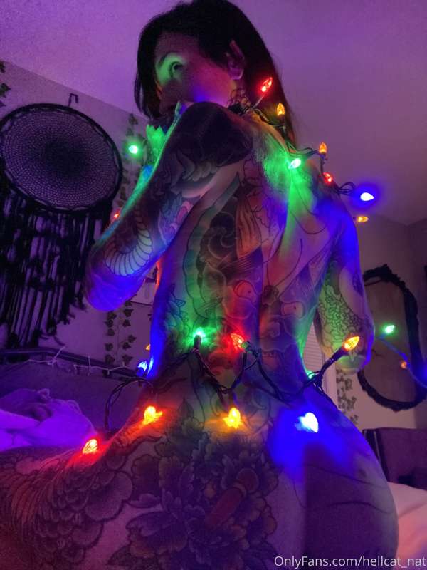 Kinda wanna fuck with the xmas lights wrapped around me.. is.. 2