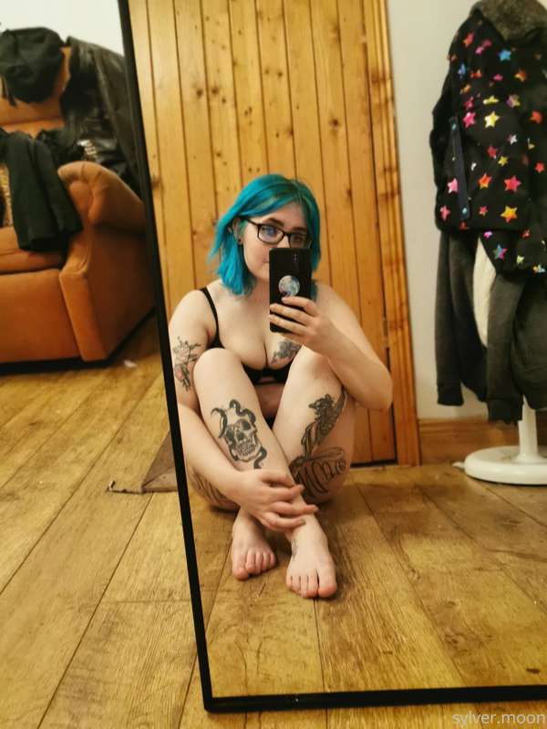I'm liking this pose lately? I've been feeling blank and in ..